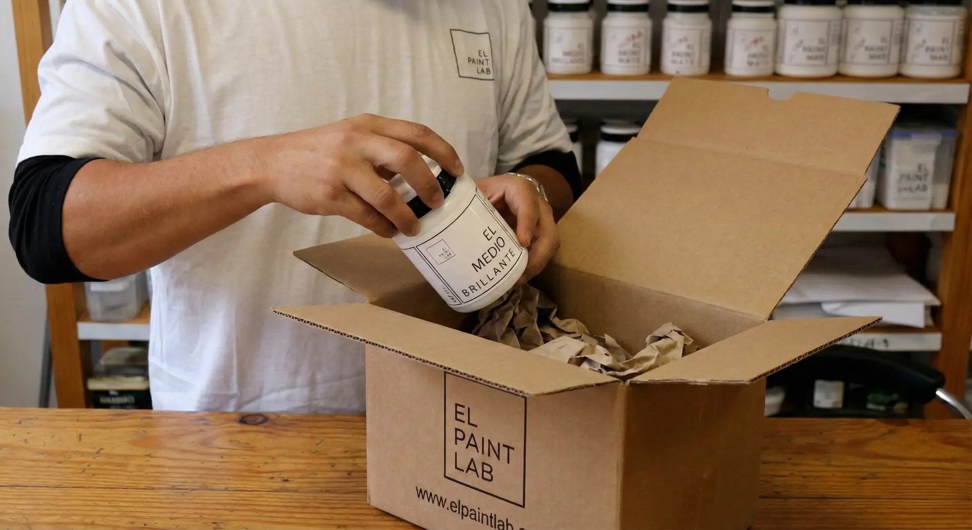 Empaque de pedido El Paint Lab: preparan envío con medio acrílico brillante en caja con material protector.