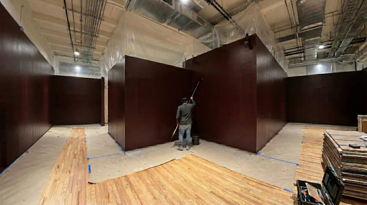 Montaje museográfico: aplicación de pintura El Paint Lab en muros para sala de exposición con acabado uniforme.