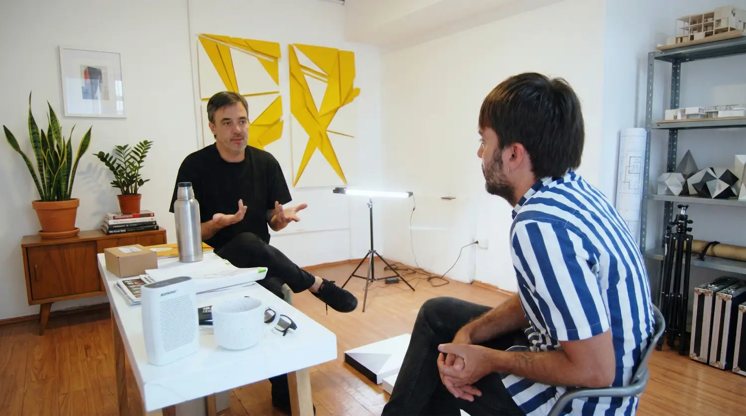 Dos artistas conversando durante una residencia artística en RONDO.